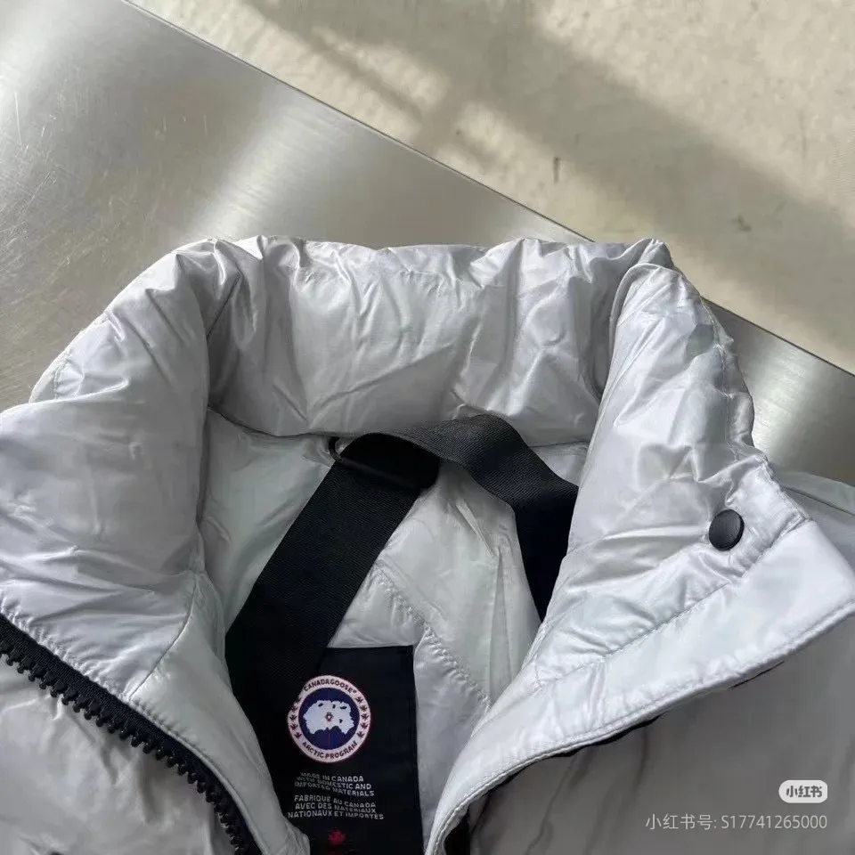 P720 top version, counter quality, different from ordinary versions on the market - Canada Goose Canada Goose Cypress classic embroidered logo logo short parka stand-up collar down jacket The most beautiful goose down jacket in history Red label series silver birch color full score for comfort and pleasure‼ ️ This is the most popular series this year. The embroidered logo on the sleeve arm brings to life Canada’s topographic map, which is perfect for comparison! YKK zippers and zipper webbing parts are supplied by customers. Each one has Goose's logo, and the placket webbing, wiring and other details are perfect💯. The waterproof surface layer is made of high-tech tear-proof fabric. It is supplied by high-end customers with fine down. It is filled with 80% white goose down. It has high resilience and is light and warm. The pockets on both sides can store small items, and the detachable elastic strap inside makes it easy to carry on the shoulder and frees your hands. Can be easily styled on all body types! The style is classic and timeless, warm and practical, and versatile! Enter with your eyes closed!  Size: S / M / L /